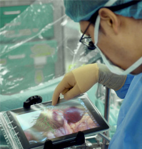 chirurgia in sala operatoria con ipad